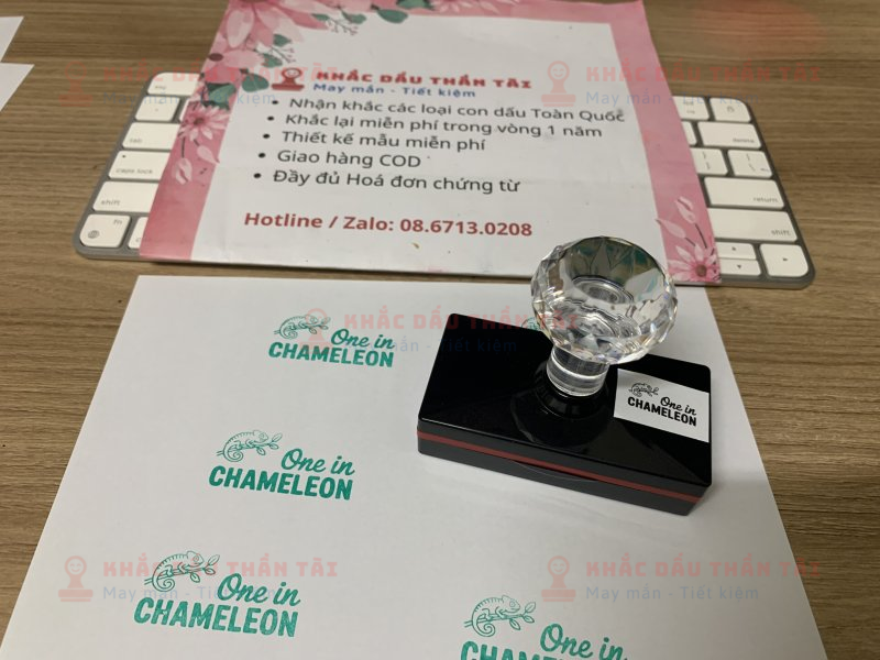 Khắc con dấu cho Giáo viên Trường quốc tế - Chữ One_In_Chameleon - Màu Xanh Lá Cây