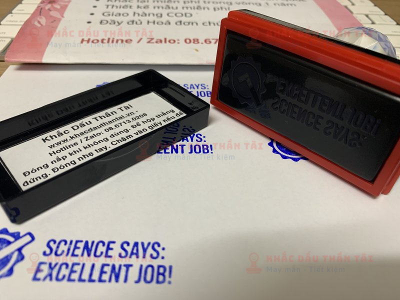 Khắc con dấu Giáo viên Trường quốc tế chữ Science Says Excellent Job màu xanh dương