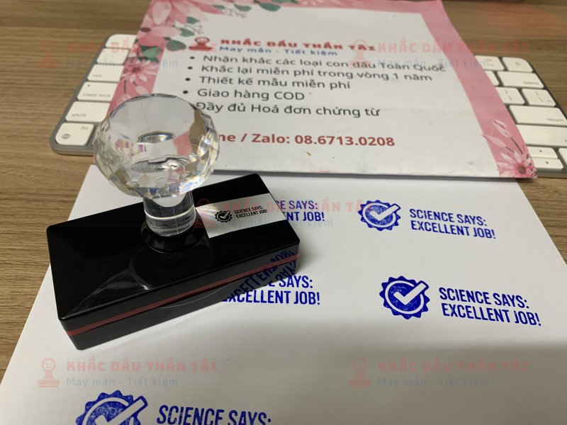 Khắc con dấu cho Giáo viên Trường quốc tế - Chữ Science_Says_Excellent_Job - Màu Xanh Dương