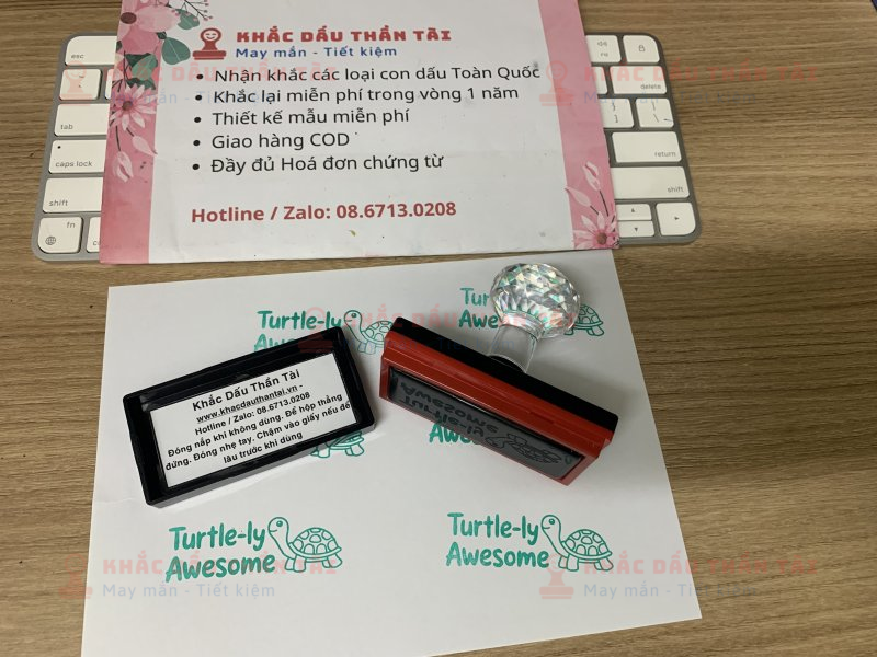 Khắc con dấu Giáo viên Trường quốc tế chữ Turtle_Ly_Awesome màu Xanh Lá Cây