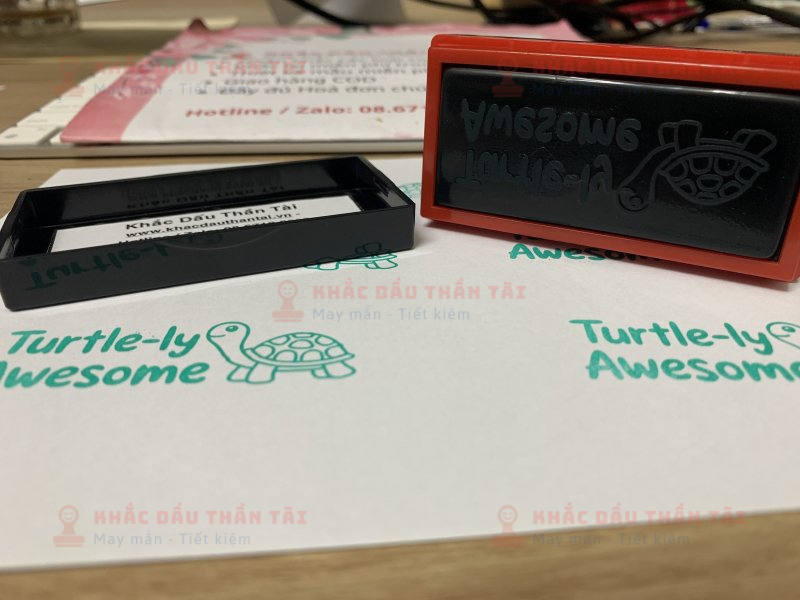 Khắc con dấu Giáo viên Trường quốc tế chữ Turtle_Ly_Awesome màu Xanh Lá Cây