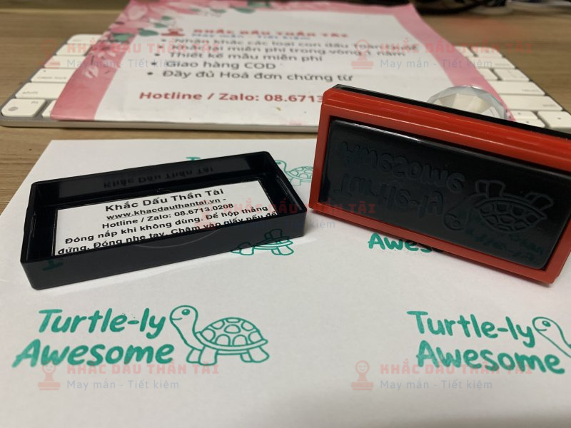 Khắc con dấu Giáo viên Trường quốc tế chữ Turtle_Ly_Awesome màu Xanh Lá Cây