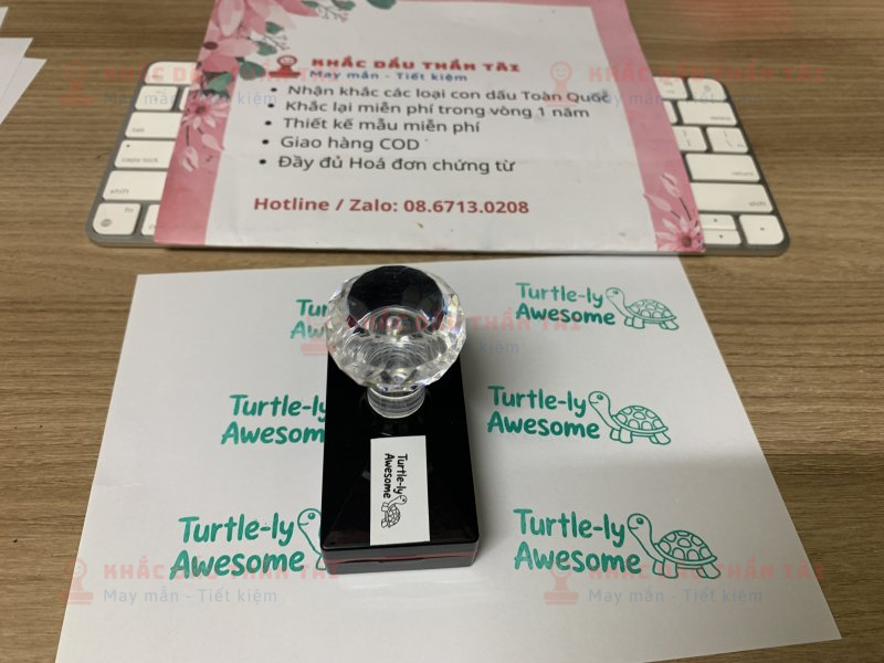 Khắc con dấu Giáo viên Trường quốc tế chữ Turtle_Ly_Awesome màu Xanh Lá Cây