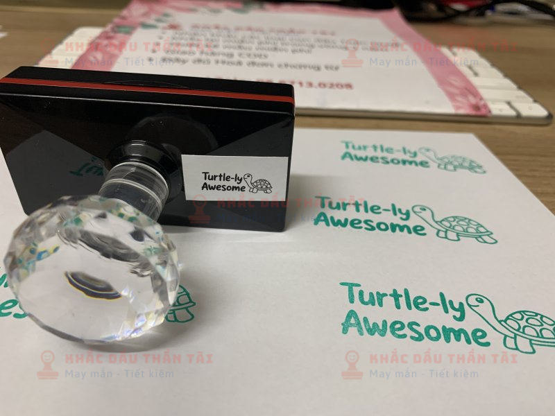 Khắc con dấu Giáo viên Trường quốc tế chữ Turtle_Ly_Awesome màu Xanh Lá Cây