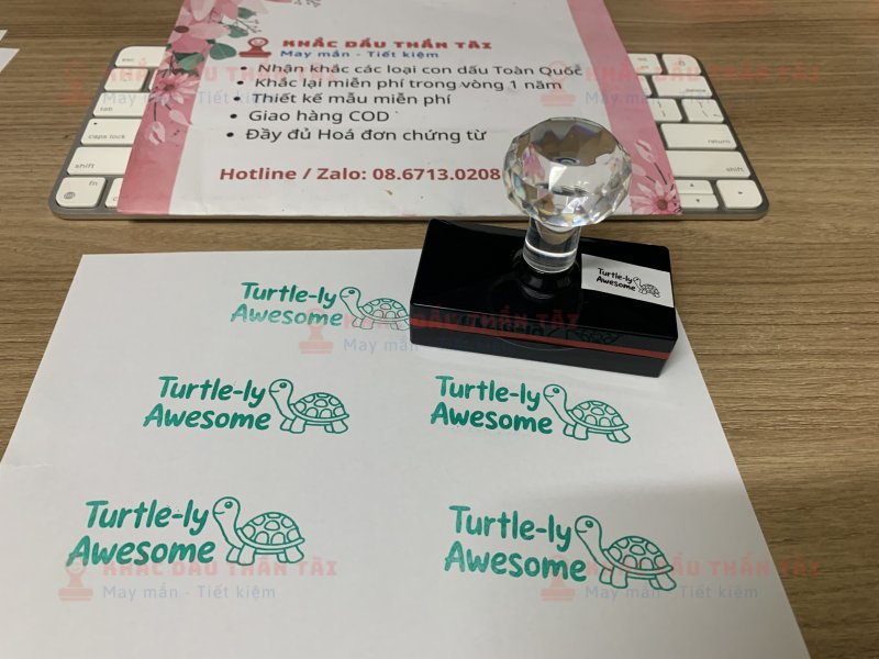 Khắc con dấu cho Giáo viên Trường quốc tế - Chữ Turtle_Ly_Awesome - Màu Xanh Lá Cây