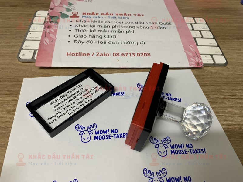 Khắc con dấu Giáo viên Trường quốc tế chữ Wow_No_Moose_Takes màu xanh dương