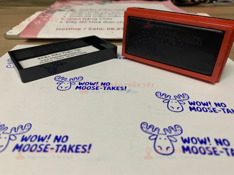 Khắc con dấu Giáo viên Trường quốc tế chữ Wow_No_Moose_Takes màu xanh dương