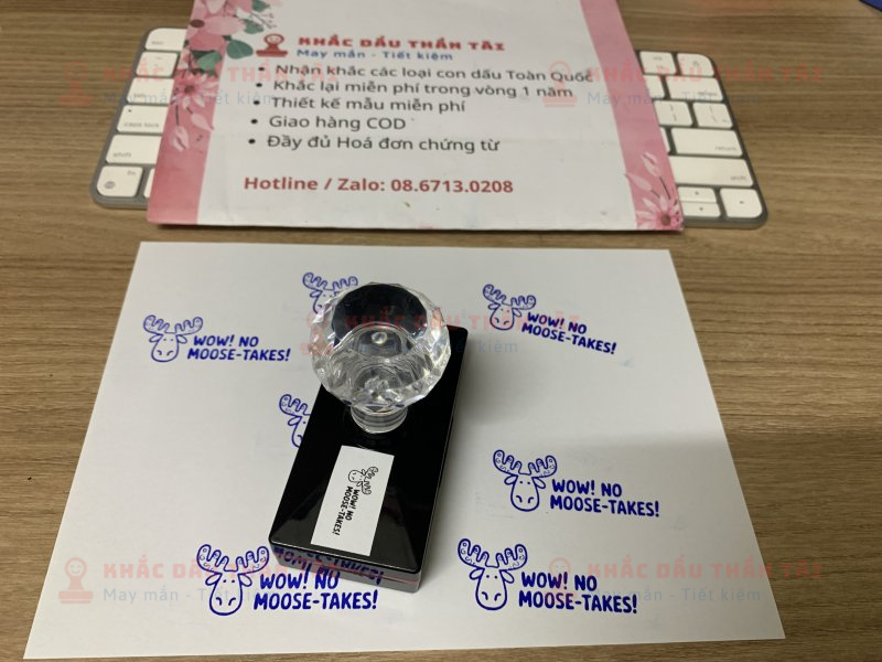 Khắc con dấu Giáo viên Trường quốc tế chữ Wow_No_Moose_Takes màu xanh dương