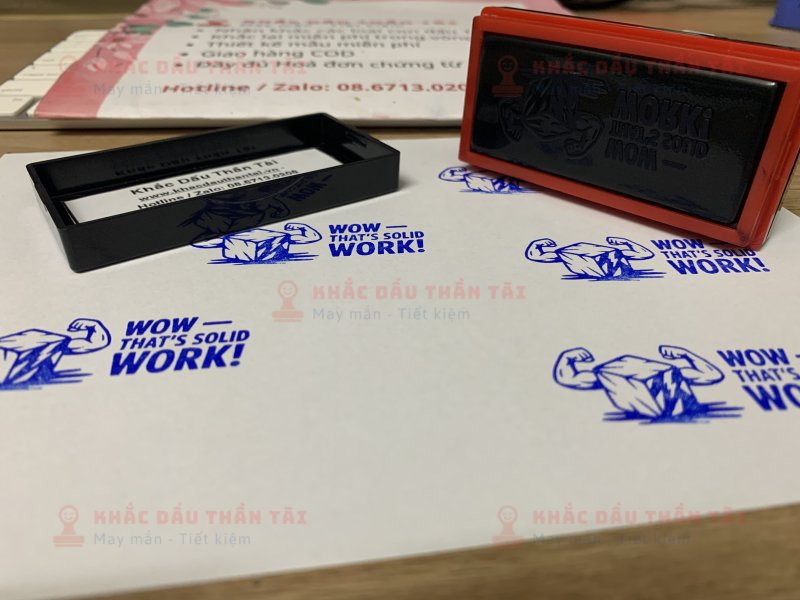 Khắc con dấu Giáo viên Trường quốc tế chữ Wow_That_Is_Solid_Work màu xanh dương