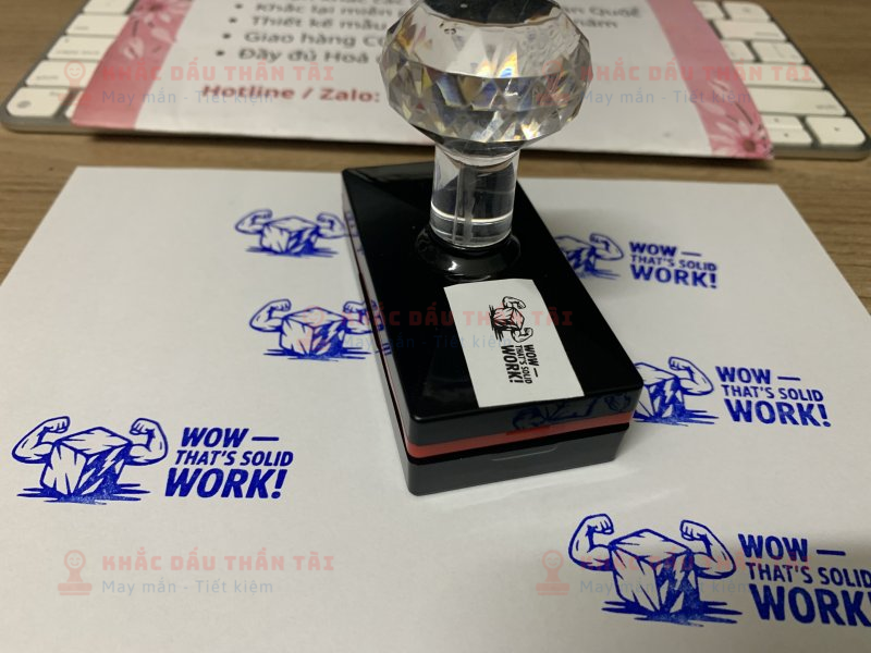 Khắc con dấu Giáo viên Trường quốc tế chữ Wow_That_Is_Solid_Work màu xanh dương