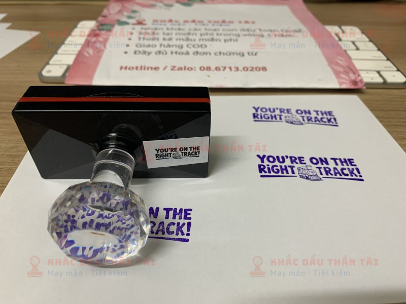 Khắc con dấu Giáo viên Trường quốc tế màu tím - You Are On The Right Track