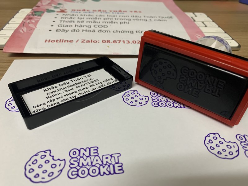 Khắc con dấu màu tím chữ One_Smart_Cookie cho Giáo viên Trường quốc tế
