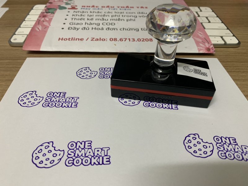 Khắc con dấu màu tím chữ One_Smart_Cookie cho Giáo viên Trường quốc tế