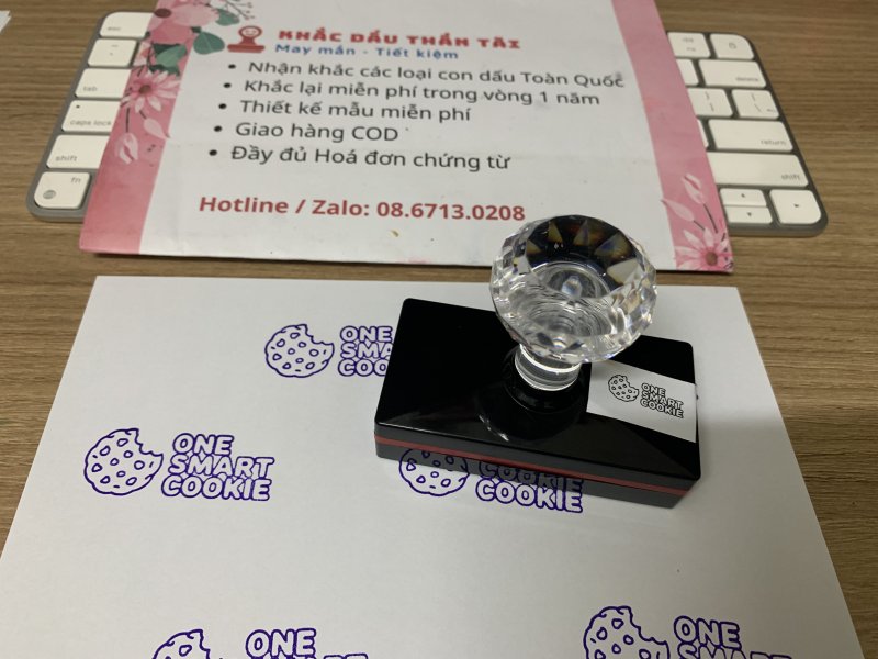 Khắc con dấu cho Giáo viên Trường quốc tế - Chữ One_Smart_Cookie - Màu Tím