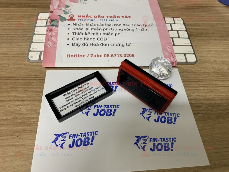 Khắc dấu Giáo viên Trường quốc tế chữ Fin_Tastic_Job màu xanh dương
