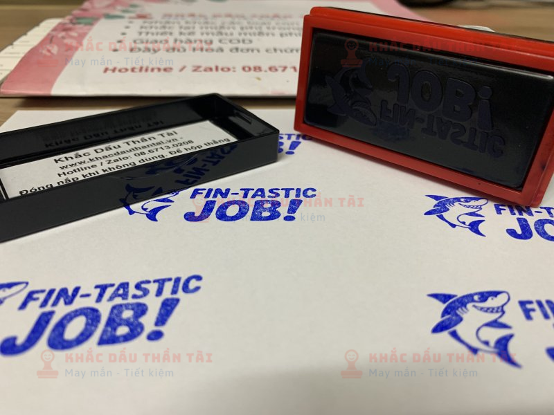 Khắc dấu Giáo viên Trường quốc tế chữ Fin_Tastic_Job màu xanh dương