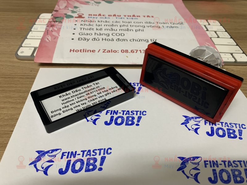 Khắc dấu Giáo viên Trường quốc tế chữ Fin_Tastic_Job màu xanh dương