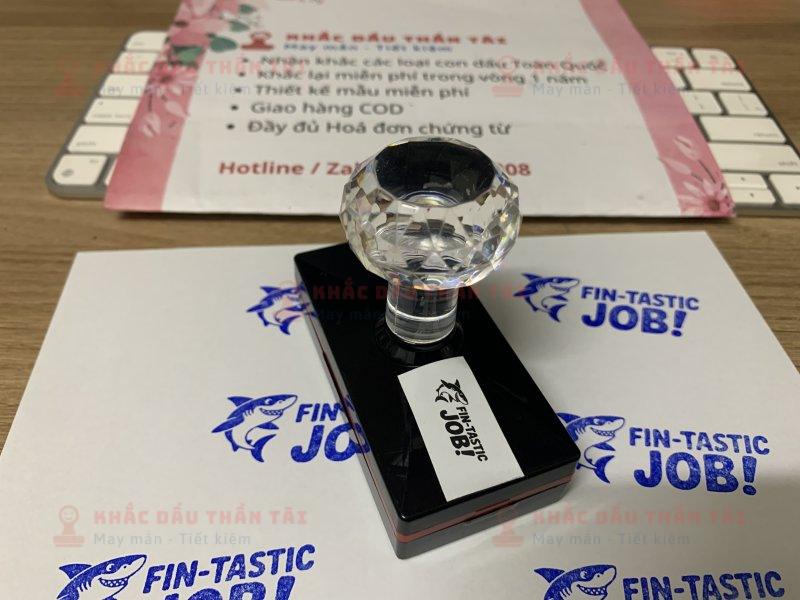 Khắc dấu Giáo viên Trường quốc tế chữ Fin_Tastic_Job màu xanh dương