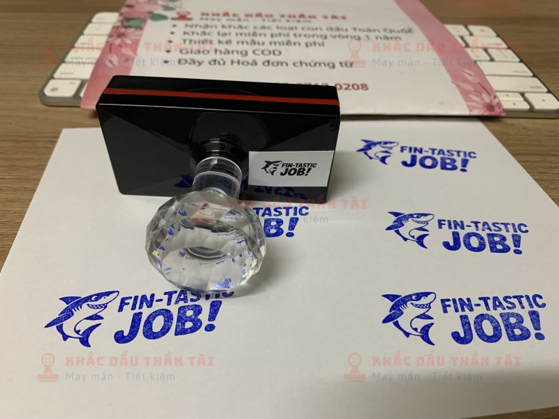 Khắc dấu Giáo viên Trường quốc tế chữ Fin_Tastic_Job màu xanh dương