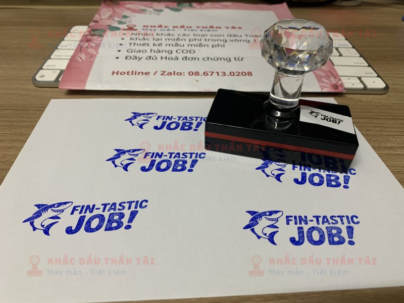 Khắc con dấu cho Giáo viên Trường quốc tế - Chữ Fin_Tastic_Job - Màu Xanh Dương