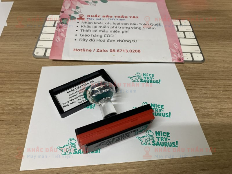 Khắc dấu Giáo viên Trường quốc tế chữ Nice_Try_Saurus màu Xanh Lá Cây