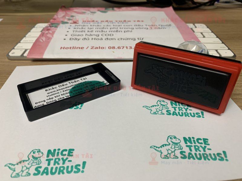 Khắc dấu Giáo viên Trường quốc tế chữ Nice_Try_Saurus màu Xanh Lá Cây
