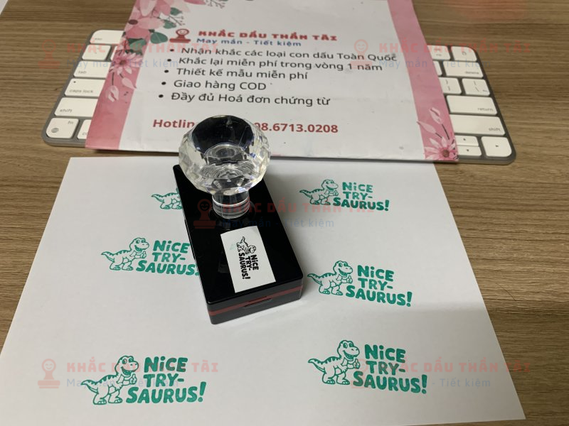 Khắc dấu Giáo viên Trường quốc tế chữ Nice_Try_Saurus màu Xanh Lá Cây