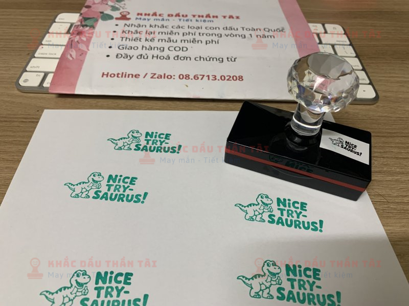 Khắc con dấu cho Giáo viên Trường quốc tế - Chữ Nice_Try_Saurus - Màu Xanh Lá Cây