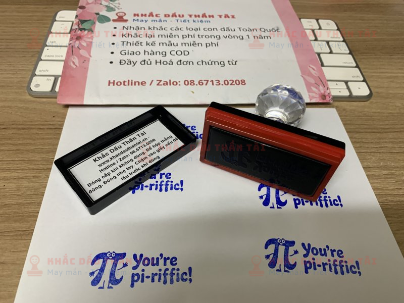 Khắc dấu Giáo viên Trường quốc tế chữ You Are Pi-Riffic màu xanh dương