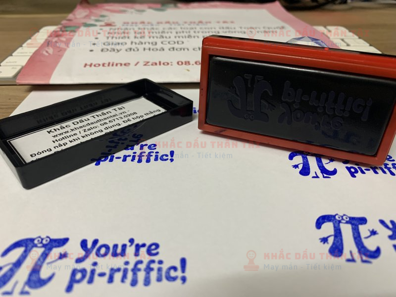 Khắc dấu Giáo viên Trường quốc tế chữ You Are Pi-Riffic màu xanh dương