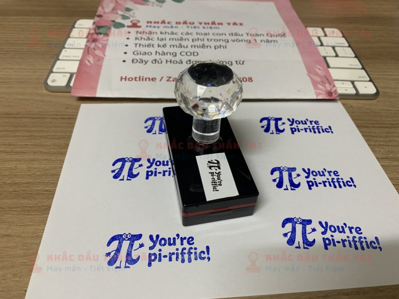 Khắc dấu Giáo viên Trường quốc tế chữ You Are Pi-Riffic màu xanh dương