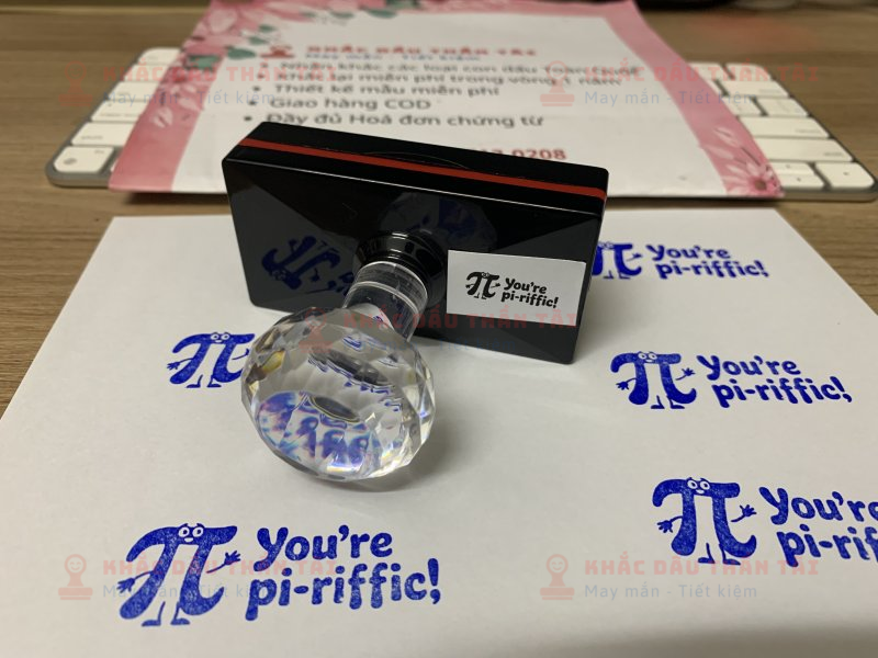 Khắc dấu Giáo viên Trường quốc tế chữ You Are Pi-Riffic màu xanh dương