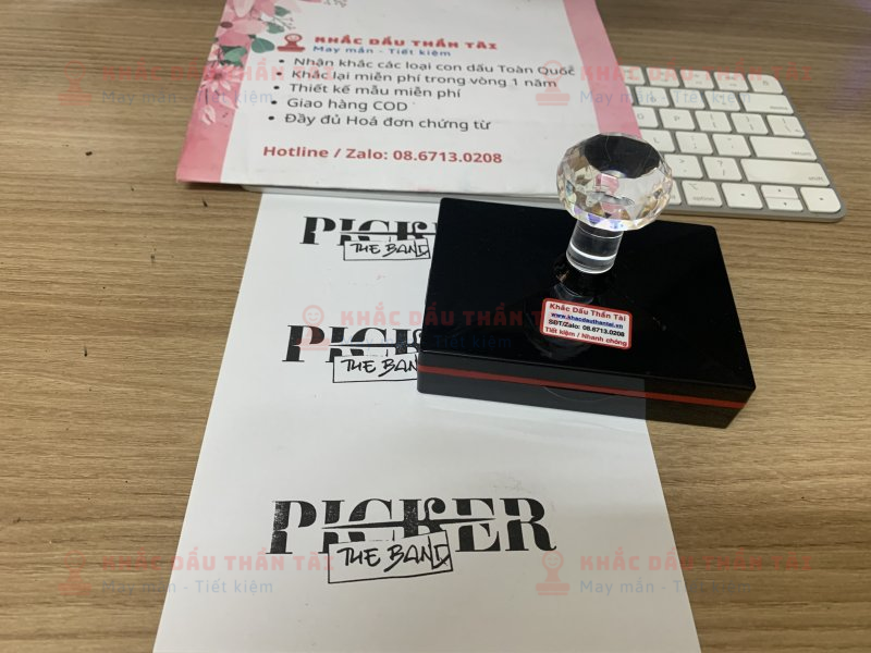 Khắc con dấu Ấn Triện Picker The Band theo yêu cầu, mực đen đóng lên giấy