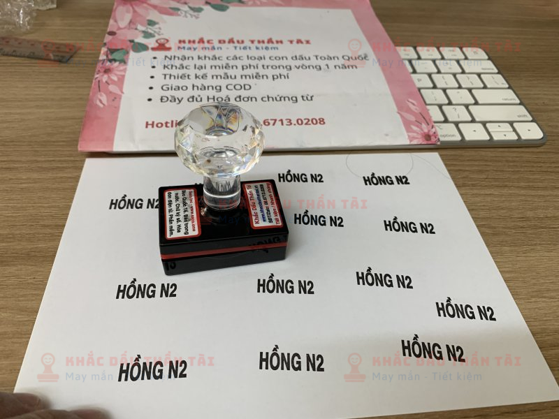 Khắc con dấu Flash theo yêu cầu chữ Hồng N2 mực dầu không trôi đóng lên Gốm sứ