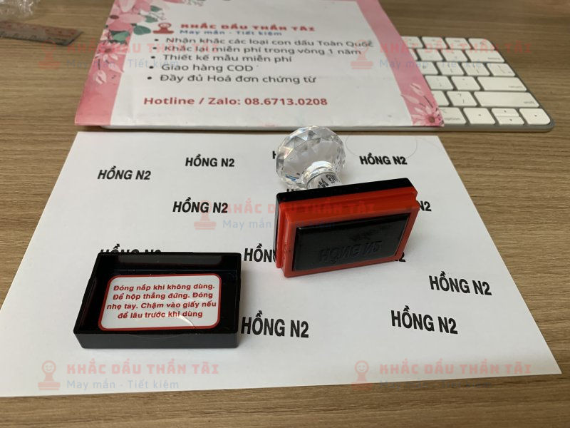 Khắc con dấu Flash theo yêu cầu chữ Hồng N2 mực dầu không trôi đóng lên Gốm sứ