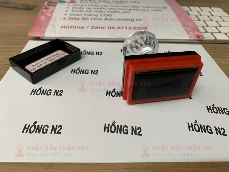 Khắc con dấu Flash theo yêu cầu chữ Hồng N2 mực dầu không trôi đóng lên Gốm sứ