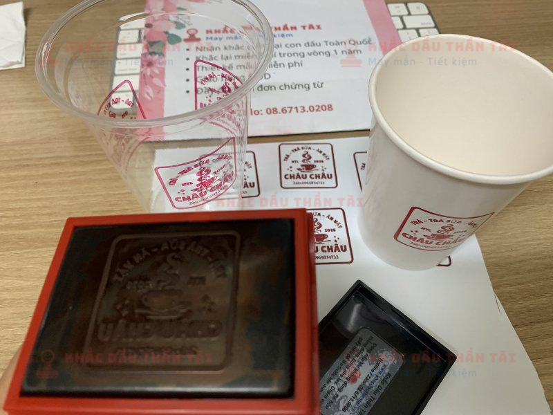 Khắc con dấu in ly nhựa cho Tiệm Trà Sữa Ăn Vặt Châu Châu mực đỏ