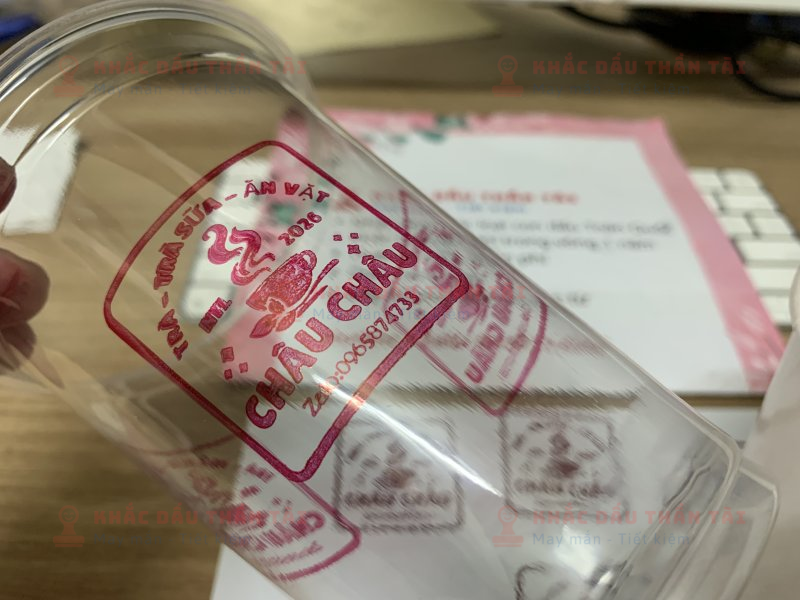 Khắc con dấu in ly nhựa cho Tiệm Trà Sữa Ăn Vặt Châu Châu mực đỏ