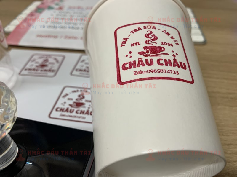 Khắc con dấu in ly nhựa cho Tiệm Trà Sữa Ăn Vặt Châu Châu mực đỏ
