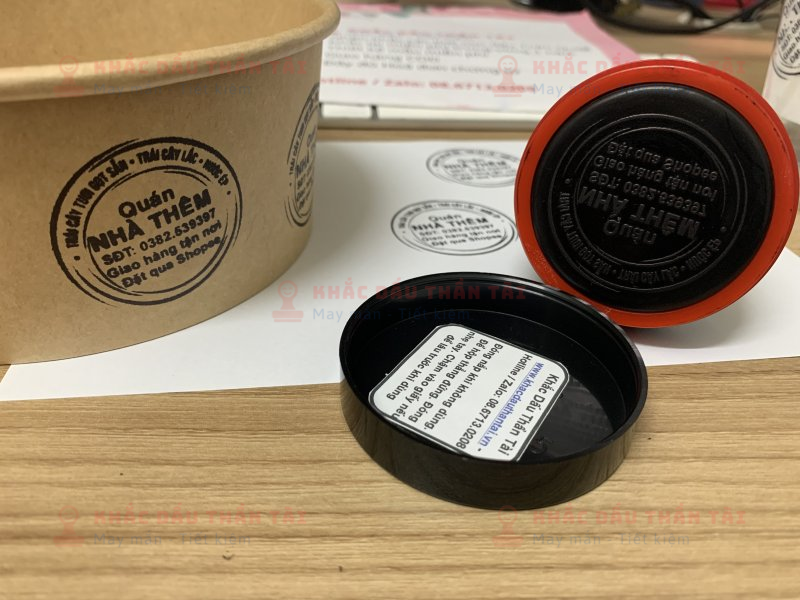 Khắc con dấu in ly nhựa mực đen cho Quán Nhà Thêm - Trái Cây Tươi Gọt Sẵn