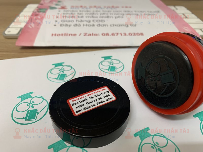 Khắc con dấu Logo giáo dục theo yêu cầu, màu xanh lá cây đóng lên giấy