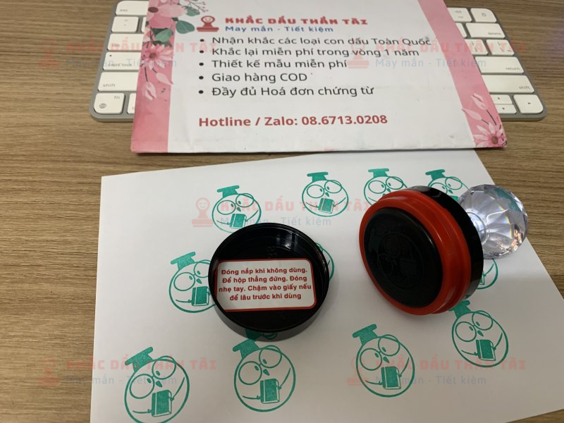 Khắc con dấu Logo giáo dục theo yêu cầu, màu xanh lá cây đóng lên giấy