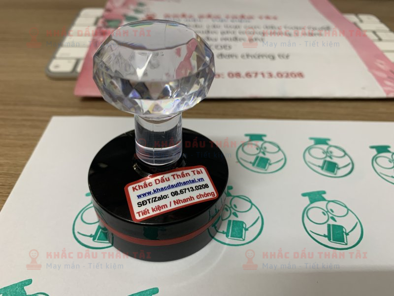 Khắc con dấu theo yêu cầu Logo giáo dục đóng lên giấy - Màu xanh lá cây