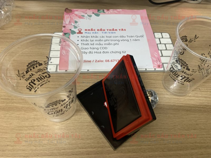 Khắc con dấu mực đen in ly nhựa trong suốt cho Tiệm Coffee Muối Tôn Nữ