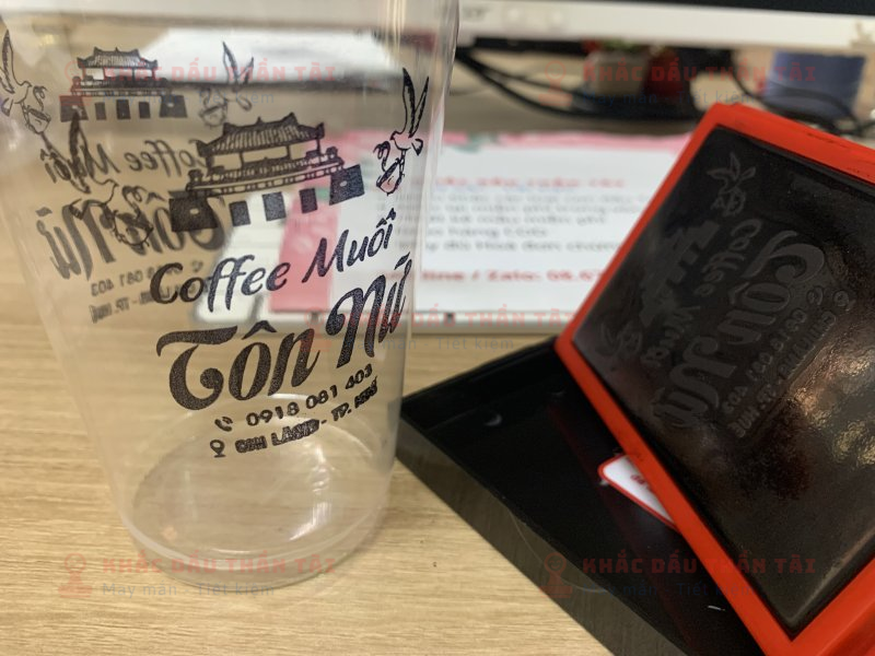 Khắc con dấu mực đen in ly nhựa trong suốt cho Tiệm Coffee Muối Tôn Nữ