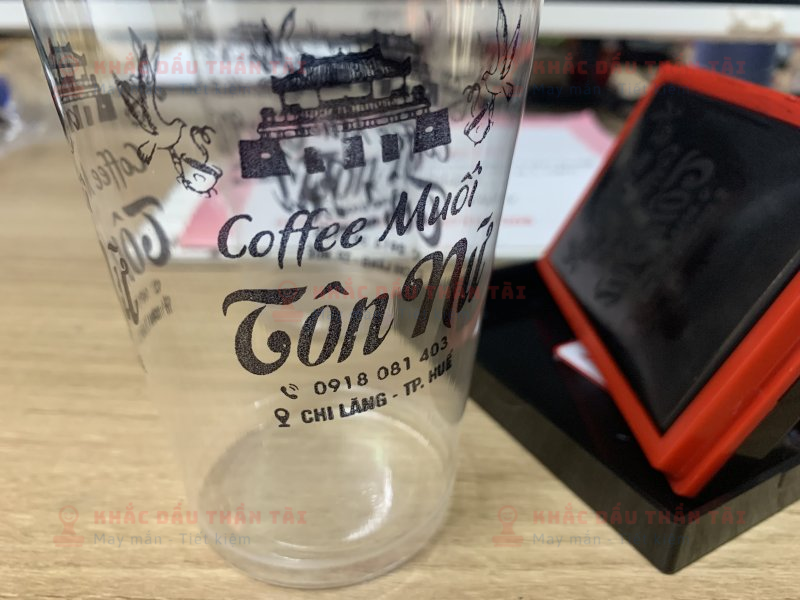 Khắc con dấu mực đen in ly nhựa trong suốt cho Tiệm Coffee Muối Tôn Nữ