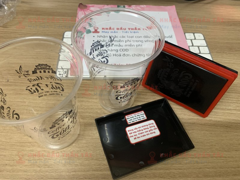 Khắc con dấu mực đen in ly nhựa trong suốt cho Tiệm Coffee Muối Tôn Nữ