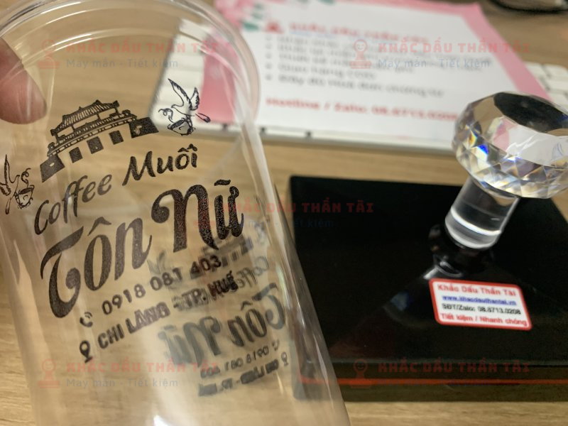 Khắc con dấu mực đen in ly nhựa trong suốt cho Tiệm Coffee Muối Tôn Nữ