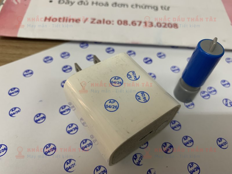 Khắc con dấu ngày bảo hành theo yêu cầu đóng lên thiết bị điện tử