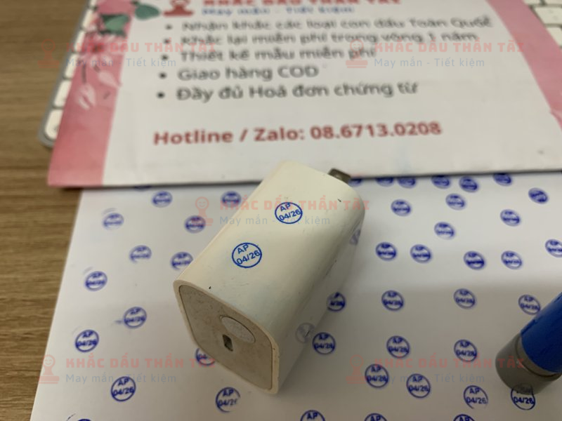 Khắc con dấu ngày bảo hành theo yêu cầu đóng lên thiết bị điện tử